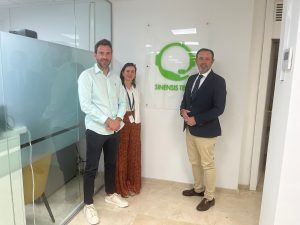 Foto de Andrea Acquaviva, Mercedes Vázquez y el Conseller de Empresa